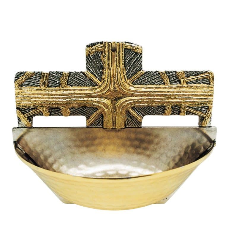 带放射十字架的点圣水池