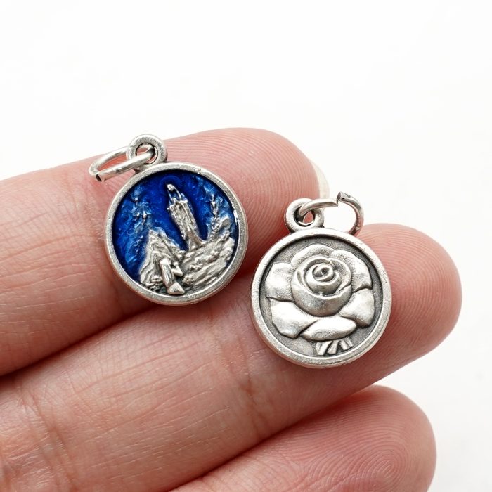 DIY小吊牌-露德圣母+伯尔纳德祈祷-锌合金-蓝珐琅彩-1.3cm Catholic religious art