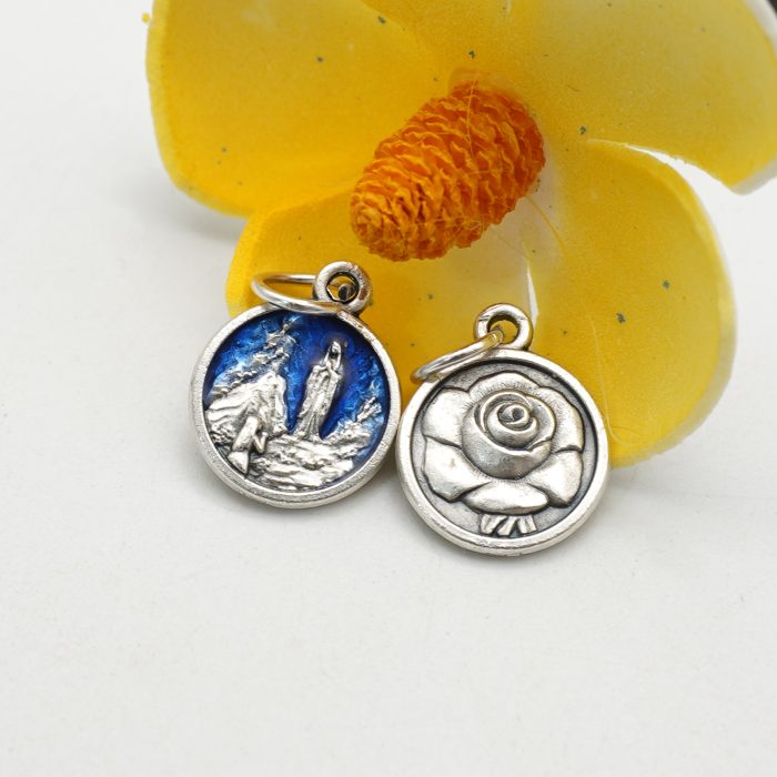 DIY小吊牌-露德圣母+伯尔纳德祈祷-锌合金-蓝珐琅彩-1.3cm Catholic religious art