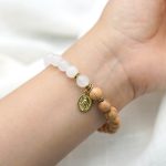 弹力手链-白玉髓橄榄木-圣母显灵金色吊坠-8mm - 图片 5