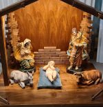 彩绘木雕-完整圣诞马槽组-3件+2只动物+小屋（Complete Nativity Scene - 3 pieces + 2 animals + Cabin）-多尺寸 - 图片 3
