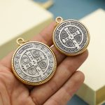 DIY小吊牌-圣本笃-锌合金-双色电镀-4.0/3.4/2.4/2.1cmcm - 图片 5